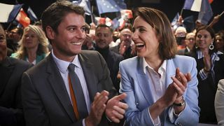Valerie Hayer, do partido presidencial Renew e candidata às próximas eleições europeias, à direita, e o Primeiro-Ministro francês Gabriel Attal participam num comício político.
