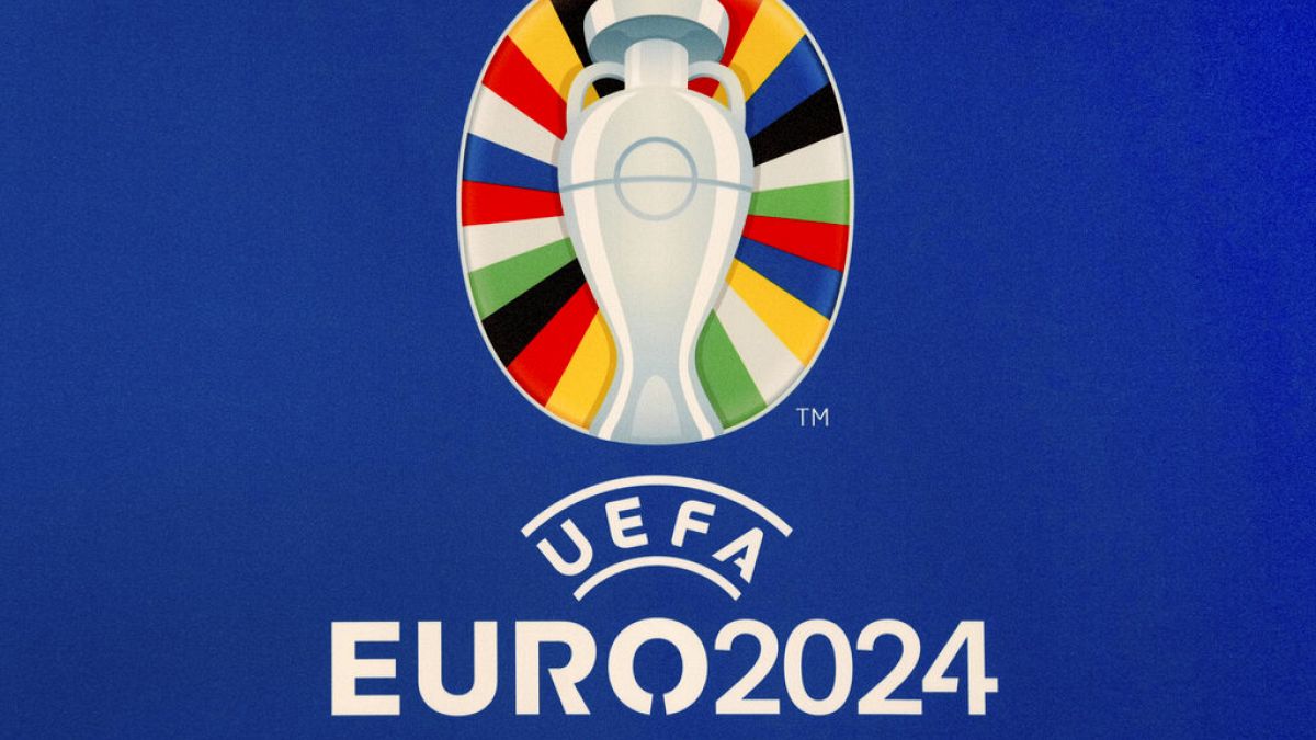 Das offizielle Logo für die UEFA EURO 2024 in Deutschland wird während der UEFA EURO 2024-Markenpräsentation in Berlin, Deutschland, am Dienstag, 5. Oktober 2021, vorgestellt. (AP Photo/Michael Sohn)