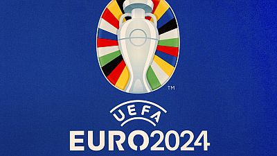 O logótipo oficial do UEFA EURO 2024 na Alemanha é apresentado durante o lançamento da marca UEFA EURO 2024 em Berlim, Alemanha, terça-feira, 5 de outubro de 2021. (AP Photo/Michael Sohn)