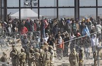 A texasi nemzeti gárda őrzi az illegális bevándorlókat El Pasónál