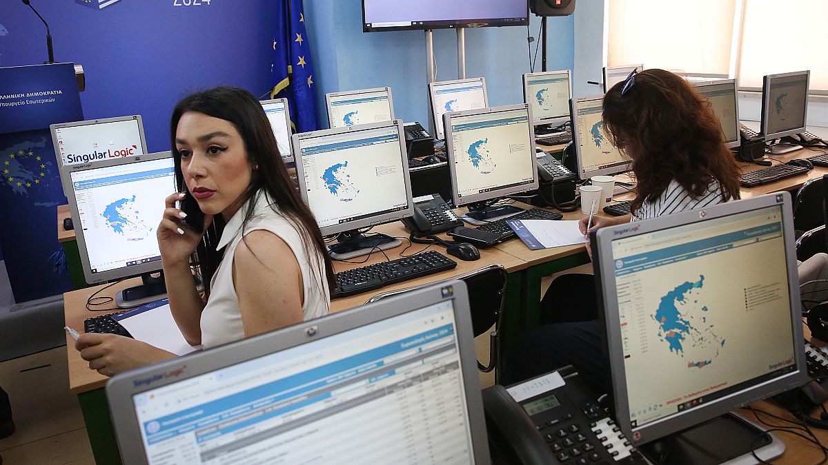 Δημοσιογράφοι προσέρχονται στην αίθουσα συλλογής και μετάδοσης των αποτελεσμάτων των Ευρωεκλογών 2024, κατά τη διάρκεια ημερίδας ενημέρωσης στο υπουργείο Εσωτερικών
