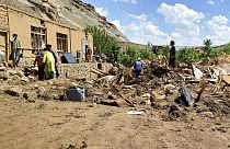 مردان افغان پس از سیل شدید در استان غور در غرب افغانستان، وسایل خود را از خانه های آسیب دیده خود جمع آوری می کنند.