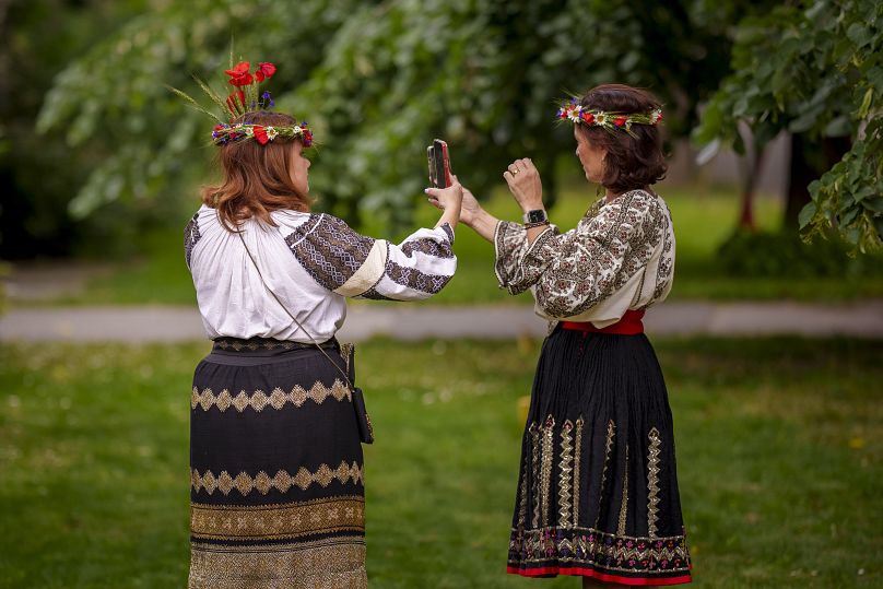 Bir grup kadın, Romanya'nın "IE" olarak bilinen geleneksel halk giysileri içinde poz veriyor