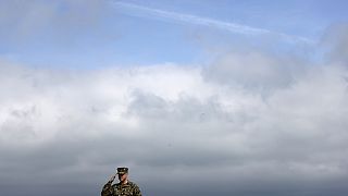 Um soldado americano da Marinha dos EUA faz saudação na praia de Omaha, na terça-feira, 4 de junho de 2024 na Normandia. 