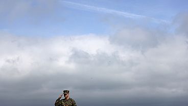 Um soldado americano da Marinha dos EUA faz saudação na praia de Omaha, na terça-feira, 4 de junho de 2024 na Normandia. 