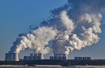Füst száll fel a Lausitz Energie Bergbau AG (LEAG) Jaenschwalde-ben található üzeméből. Ez a 3. legnagyobb szénerőmű Németországban 
