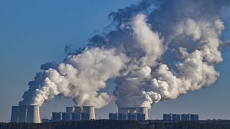 Füst száll fel a Lausitz Energie Bergbau AG (LEAG) Jaenschwalde-ben található üzeméből. Ez a 3. legnagyobb szénerőmű Németországban 