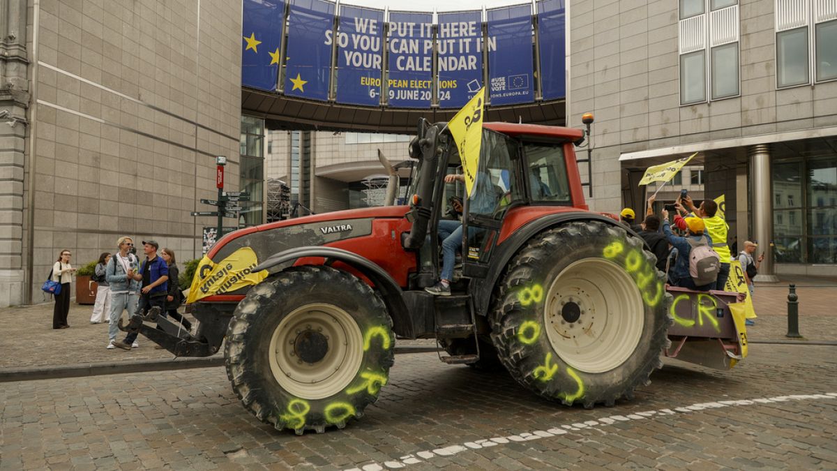 Des agriculteurs défilent avec des tracteurs lors d'une manifestation devant le Parlement européen à Bruxelles, mardi 4 juin 2024. 