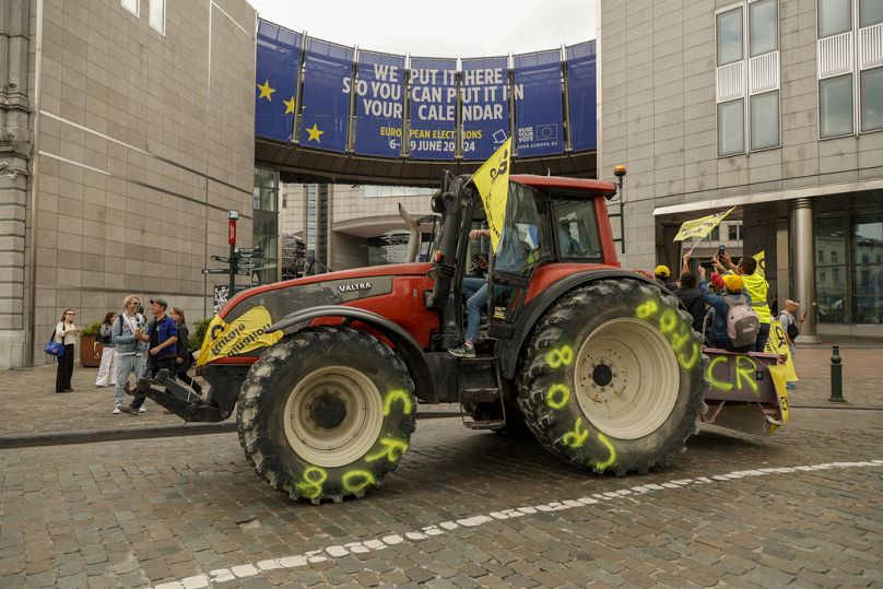 Agricultores marchan con tractores durante una protesta frente al Parlamento Europeo en Bruselas, el martes 4 de junio de 2024. 