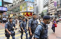 Patrulha da Unidade Antiterrorismo na área de Causeway Bay no 35º aniversário da repressão na Praça Tiananmen, em Hong Kong, terça-feira, 4 de junho de 2024.