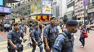 Patrulha da Unidade Antiterrorismo na área de Causeway Bay no 35º aniversário da repressão na Praça Tiananmen, em Hong Kong, terça-feira, 4 de junho de 2024.