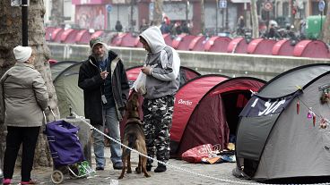 أشخاص دون مأوى بالقرب من باريس، فرنسا
