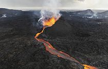 Lavastrom am südlichsten Krater eines Vulkans in der Nähe von Grindavik am Montag, 3. Juni 2024.
