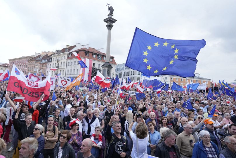 Tausende von Anhängern der EU-freundlichen polnischen Regierung während einer Kundgebung in Warschau, Polen, am Dienstag, den 4. Juni 2024.