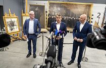 Le ministre de la culture danois Jakob Engel-Schmidt (à droite) devant les collections qui ont été épargnées.