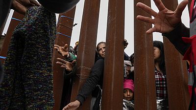 Inmigrantes en la frontera de Estados Unidos con México.