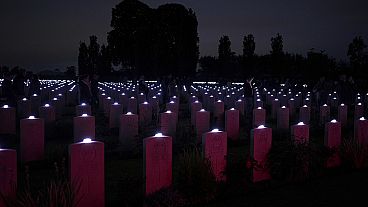 Auf dem Commonwealth-Kriegsfriedhof in der Normandie wurde jedes Grab zum Gedenken an die Gefallenen beleuchtet.