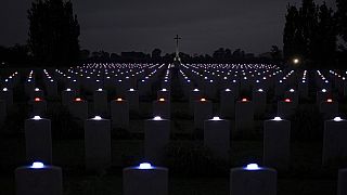 Luzes acesas em cada lápide no cemitério de Banneville-La-Campagne, Normandia, França, durante uma cerimónia do 80º aniversário do Dia