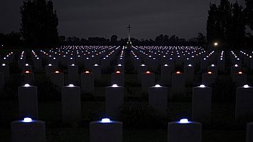 Luzes acesas em cada lápide no cemitério de Banneville-La-Campagne, Normandia, França, durante uma cerimónia do 80º aniversário do Dia