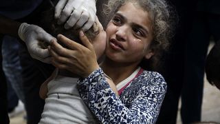 أطفال أصيبوا بعد تعرضهم لقصف إسرائيلي في مخيم البريج للاجئين يصلون إلى مستشفى الأقصى بدير البلح 