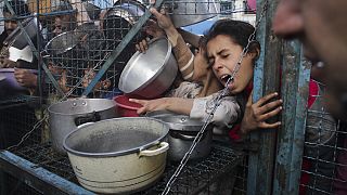Des enfants à Gaza cherchant à récupérer de la nourriture