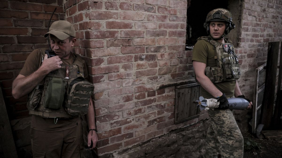 ARCHIVO - Soldados combatiendo en Ucrania.