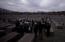 Turisták a berlini holokauszt emlékműnél 