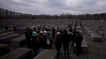 Turisták a berlini holokauszt emlékműnél 