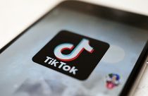 TikTok logosu bir akıllı telefon ekranında görüntülenir 