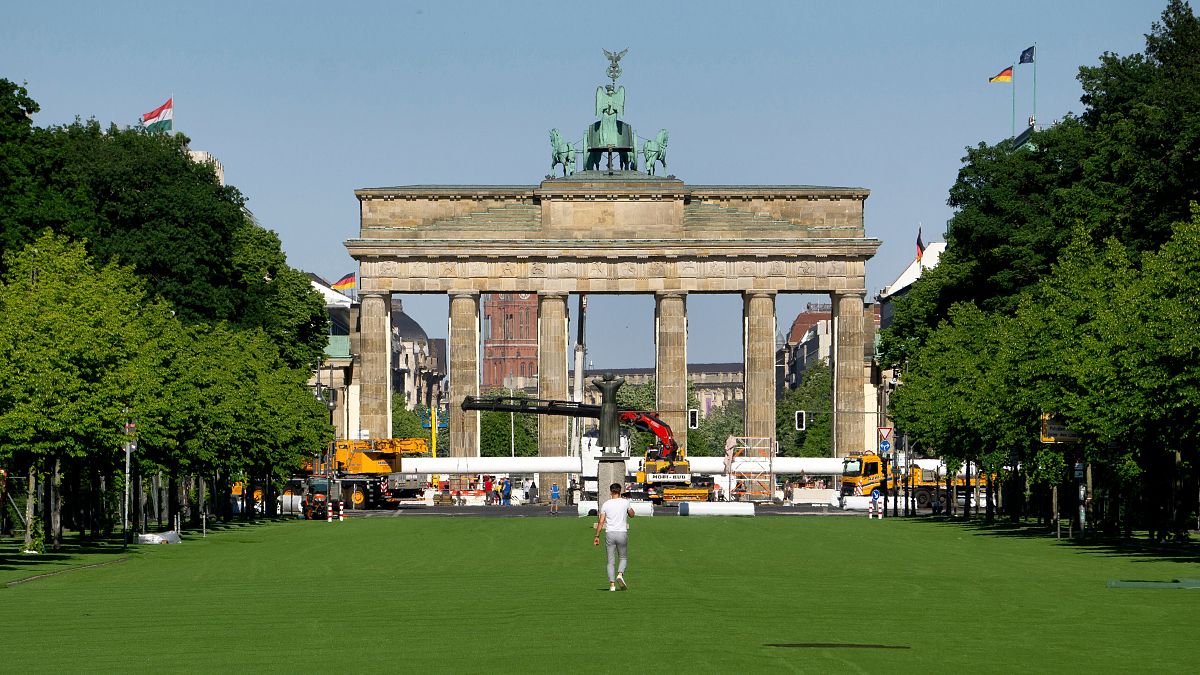 أعمال التحضير لمنصة مشاهدة المباريات أمام بوابة براندنبورغ في وسط العاصمة الألمانية  برلين، ضمن بطولة كأس الأمم الأوروبية 2024. 
