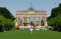 أعمال التحضير لمنصة مشاهدة المباريات أمام بوابة براندنبورغ في وسط العاصمة الألمانية  برلين، ضمن بطولة كأس الأمم الأوروبية 2024. 