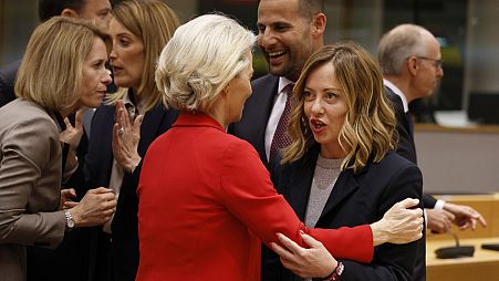Ursula von der Leyen, présidente de la Commission, et Giorgia Meloni, Première ministre italienne, lors d'un sommet de l'UE à Bruxelles en avril.