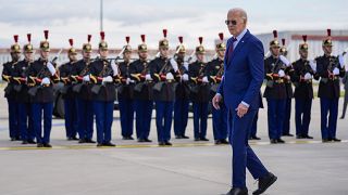 El presidente Biden camina junto a una guardia de honor francesa tras aterrizar en el aeropuerto de Orly, al sur de París, este miércoles.