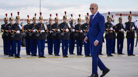 El presidente Biden camina junto a una guardia de honor francesa tras aterrizar en el aeropuerto de Orly, al sur de ParÃ­s, este miÃ©rcoles.