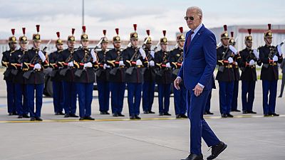 Joe Biden na chegada a Paris