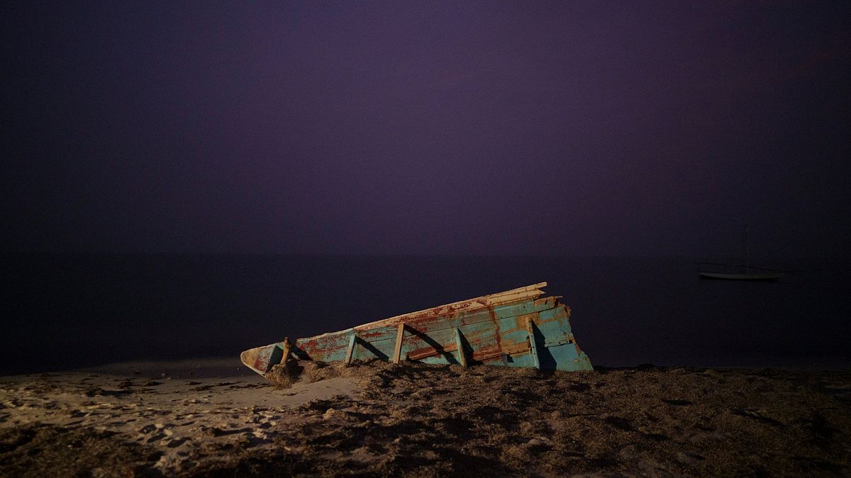 حطام قارب صيد موريتاني تقليدي على شاطئ بالقرب من نواذيبو في موريتانيا يستخدمه المهاجرون أيضًا للوصول إلى جزر الكناري الإسبانية