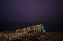 حطام قارب صيد موريتاني تقليدي على شاطئ بالقرب من نواذيبو في موريتانيا يستخدمه المهاجرون أيضًا للوصول إلى جزر الكناري الإسبانية