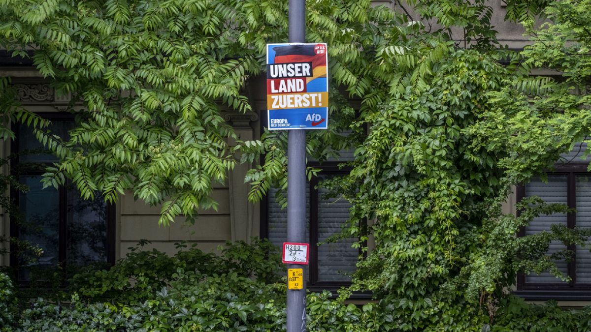Com o slogan “O nosso país em primeiro lugar”, o partido de extrema-direita Alternativa para a Alemanha, faz campanha num cartaz eleitoral para as eleições europeias.