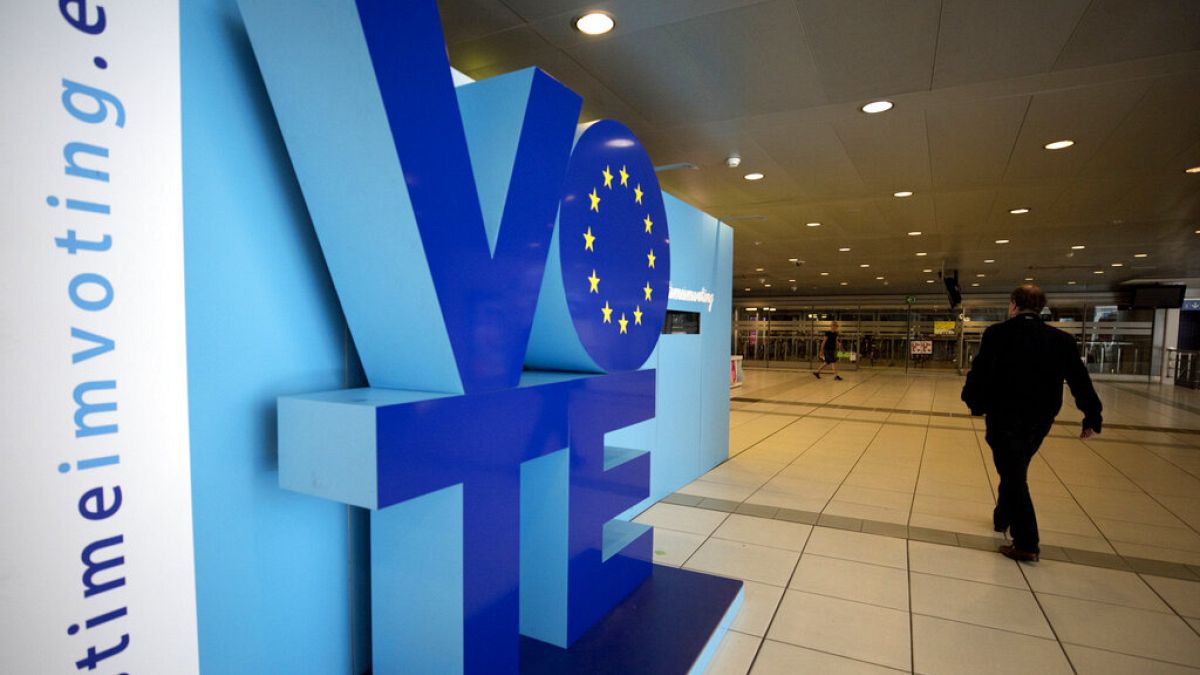 Инсталляция, призывающая к участию в европейских выборах 