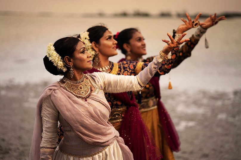 Frauen führen einen traditionellen Tanz auf