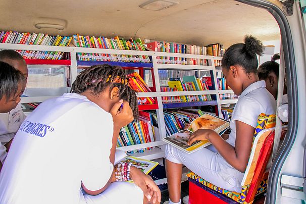 Des élèves dévorent plusieurs pages durant deux heures de lecture, dans le bus aménagé pour la cause dans la cour de cet établissement privé.