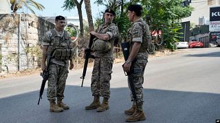 Katonák a bejrúti amerikai követség előtt