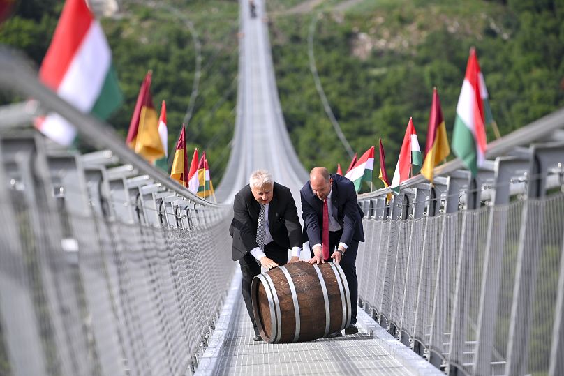 Semjén Zsolt miniszterelnök-helyettes és Dankó Dénes alpolgármester hordót gurít a hídon