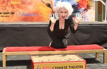سيندي لوبر تخلد طبعات يديها وقدميها أمام مسرح في هوليوود