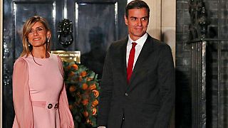 İspanya Başbakanı Pedro Sanchez'in eşi Begona Gomez'le birlikte poz verirken