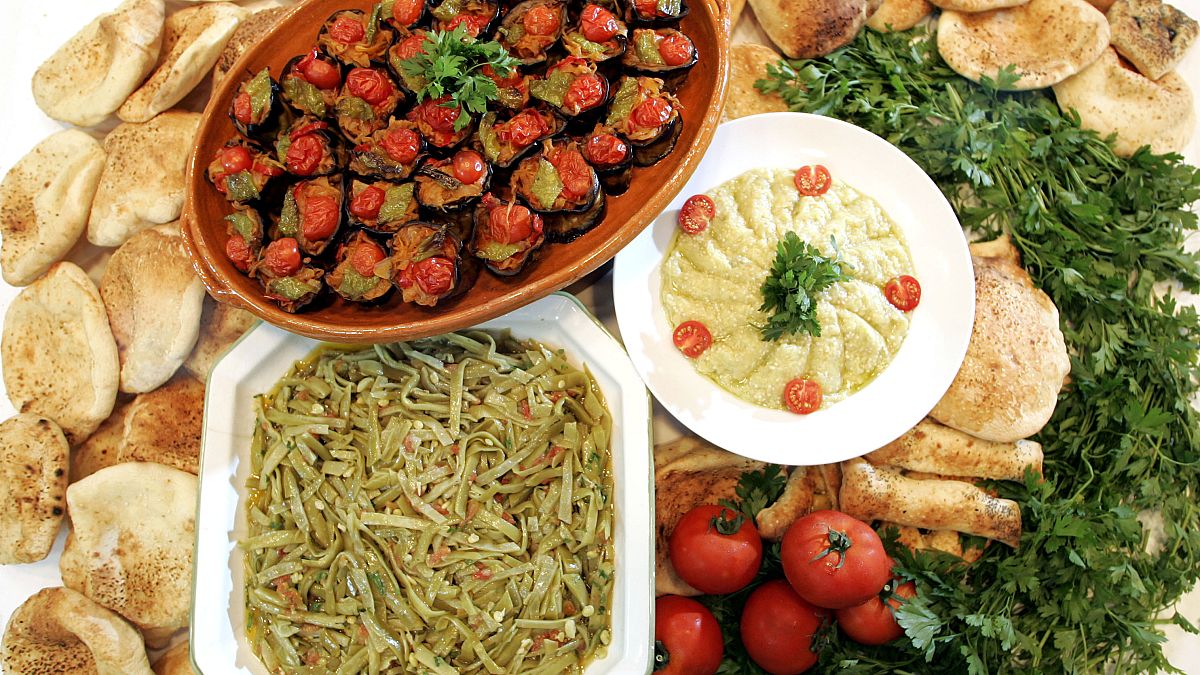 Eine Auswahl traditioneller türkischer Meze-Gerichte, die für ein Hochzeitsessen zubereitet wurden