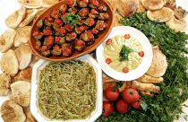 Una selección de platos meze tradicionales turcos preparados para una cena de boda