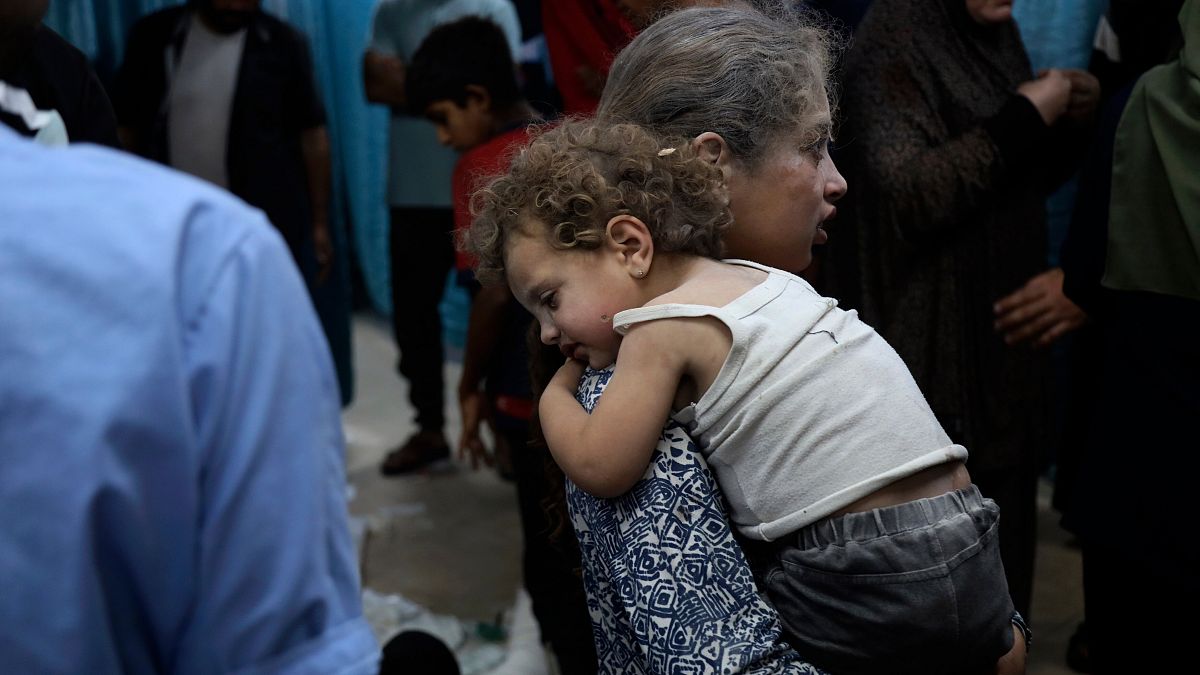 طفلتان فلسطينيتان أصيبتا في قصف إسرائيلي على مبنى سكني في مخيم البريج للاجئين الفلسطينيين في دير البلح في قطاع غزة، مساء الثلاثاء، 4 حزيران/يونيو 2024.