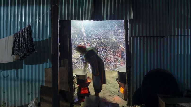 Cuisine intérieure alimentée à la biomasse à Addis-Abeba (Éthiopie), où les PM2,5 atteignaient 150 à 200 microgrammes par mètre cube.