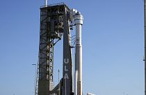Η κάψουλα Starliner της Boeing, πάνω σε έναν πύραυλο Atlas V, βρίσκεται στην εξέδρα εκτόξευσης στο Space Launch Complex 41, τη Δευτέρα 3 Ιουνίου 2024, στο Ακρωτήριο Κανάβεραλ της Φλόριντα.